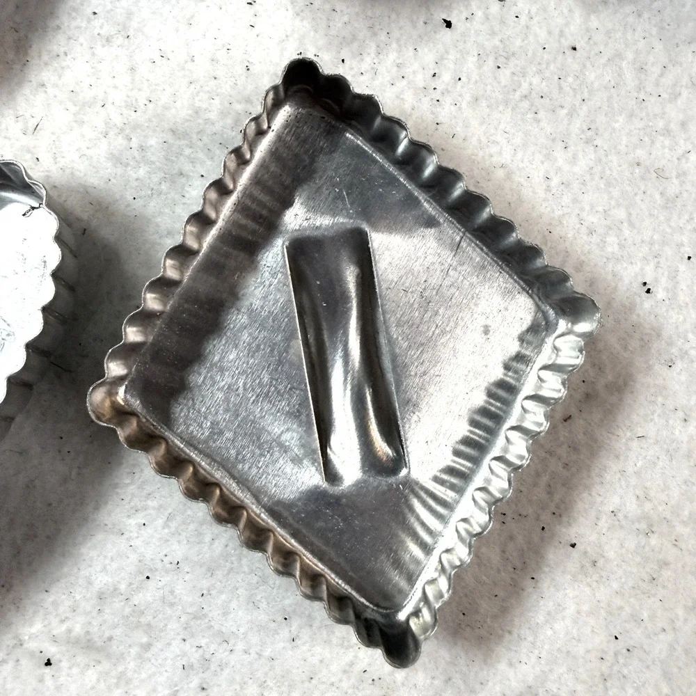 Unbranded tin includes